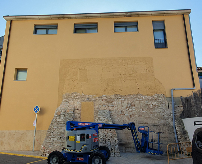 mural-fachada-trampantojo-bisbal-castillo-medieval-roto-antes